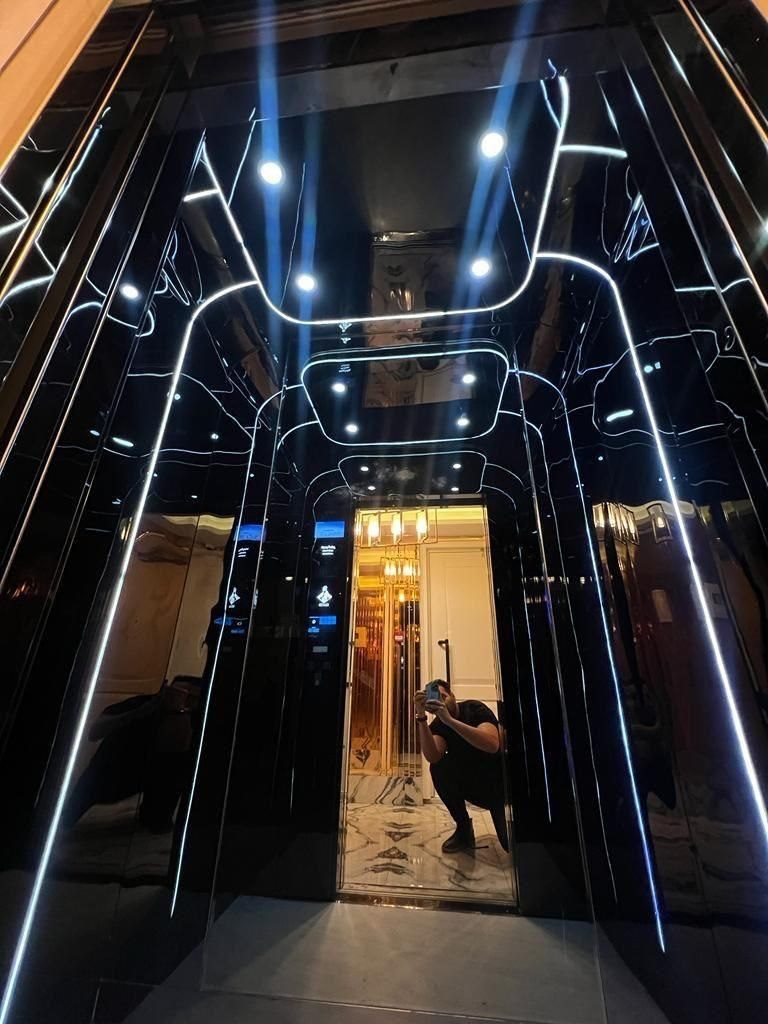 کابین مشکی با نورپردازی LED آسانسور نوروزی
