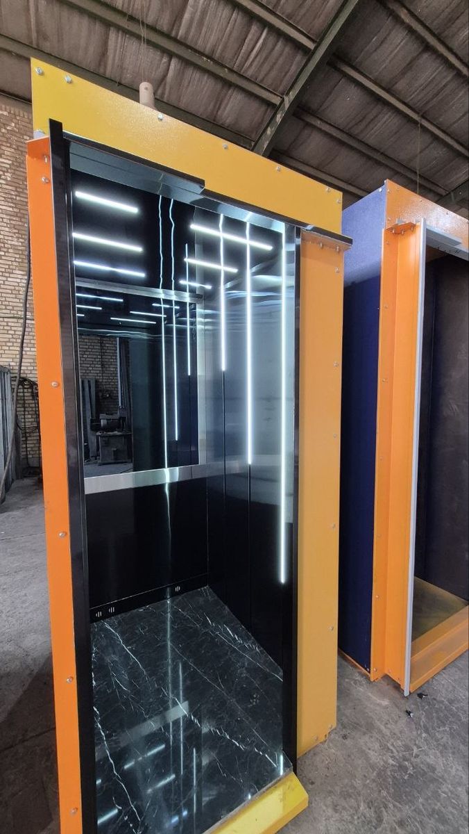 کابین مشکی با نمای شیشه‌ای و نور LED