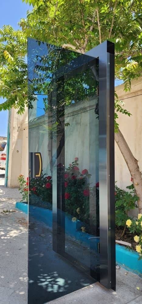 درب لولایی تمام‌شیشه با فریم استیل
