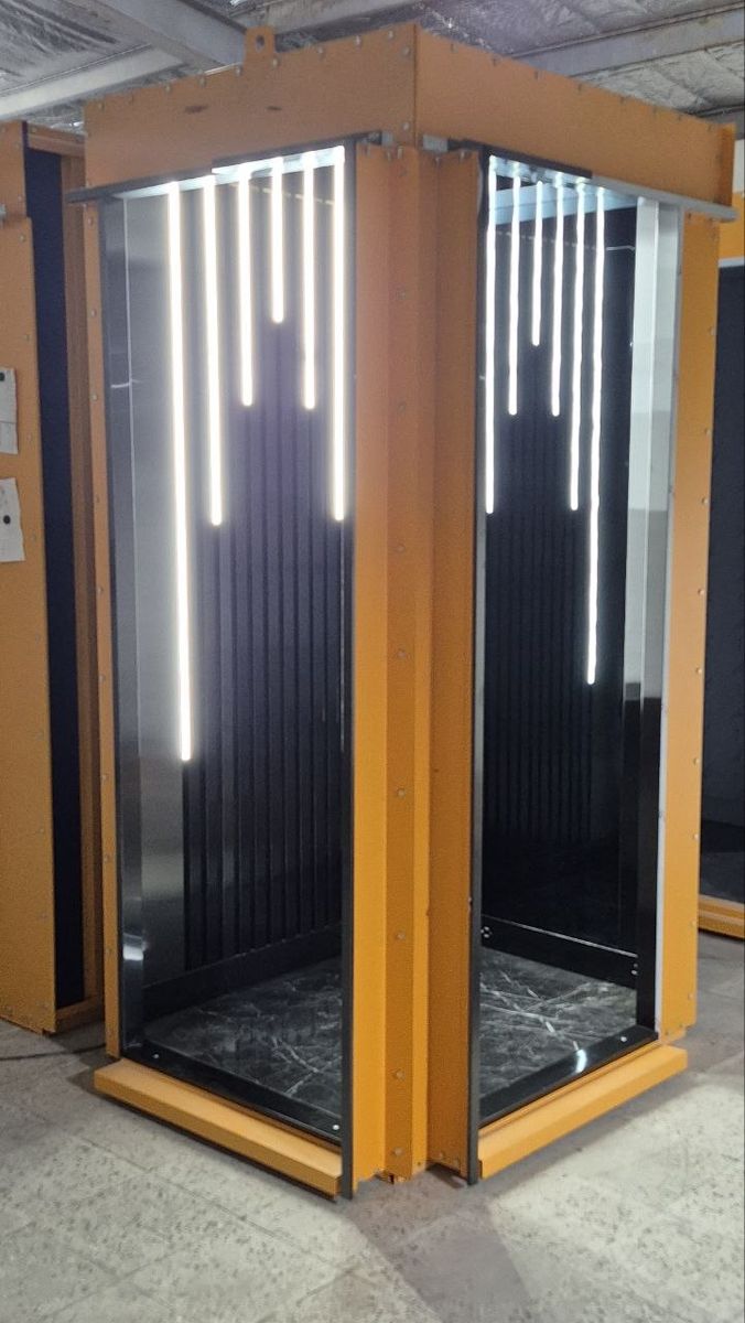 کابین با سقف نور آبشاری و کف مرمر